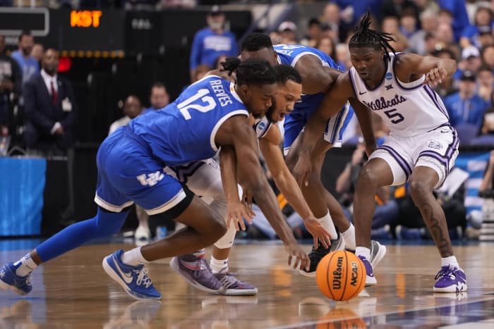 Kentucky Wildcats guard Antonio Reeves and Kansas State Wildcats guard Cam Carter reach for a loose ball.